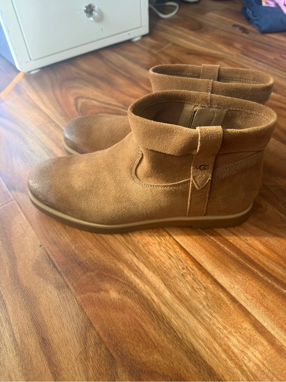 UGG Chestnut Suede Short Boot - Tan/Brown